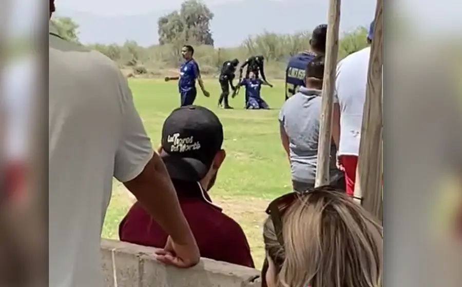 policias_detienen_jugador_en_pleno_juego