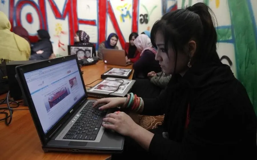 mujeres-computadora-tecnologia