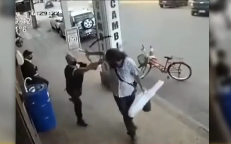 agrede_policia_le_disparan