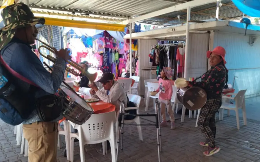 familia_recorre_calles_tocando_tambor