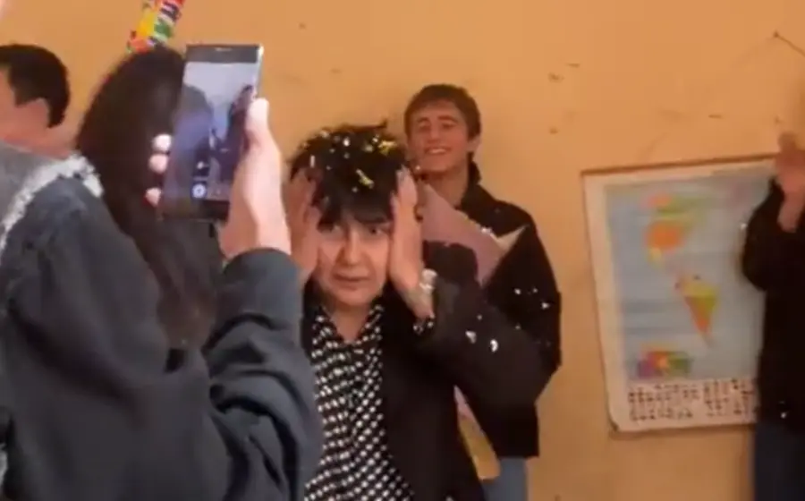 sorprenden_maestra_en_su_cumpleaños