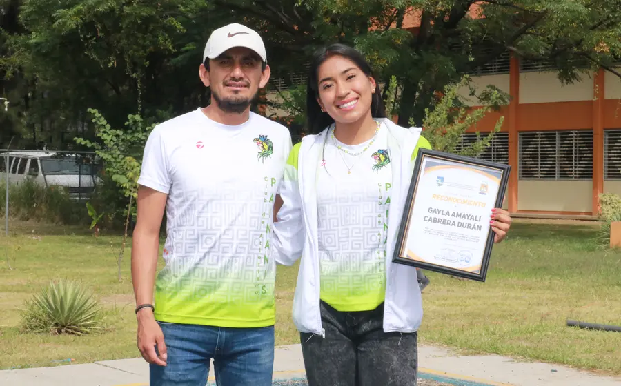 Con su entrenador, Josafat González Martínez.