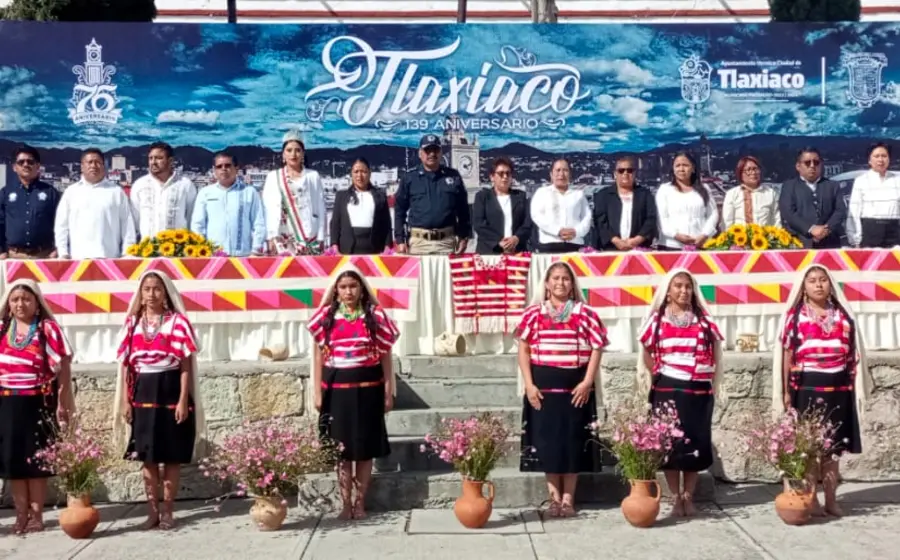 Al conmemorarse los 139 años de obtener el nombre oficial de “Heroica Ciudad de Tlaxiaco”, se izó el Lábaro Patrio a toda asta.