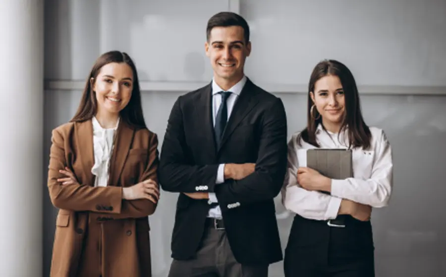 tres-personas-sonriendo