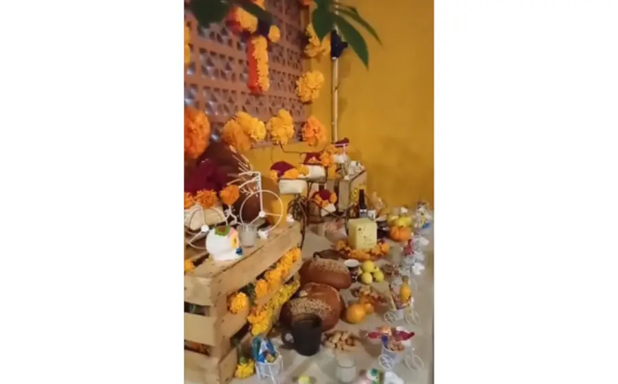 El colectivo Gabi Bici Blanca encendió las veladoras del altar en conmemoración de las víctimas viales.