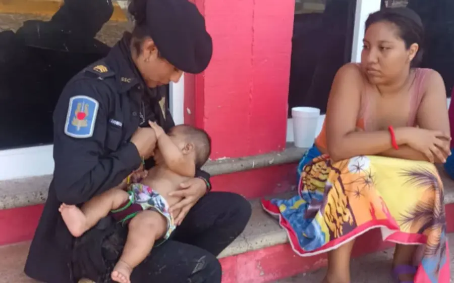 mujer_policia_amamanta_bebe_salva_vida