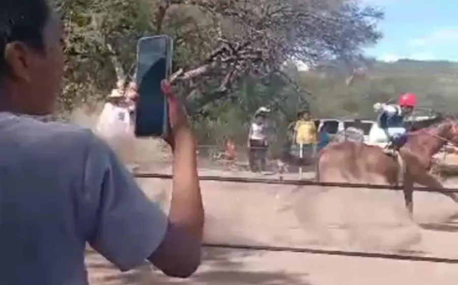 caballo_desboca_mueren_3_carreras_huapanapan_oaxaca