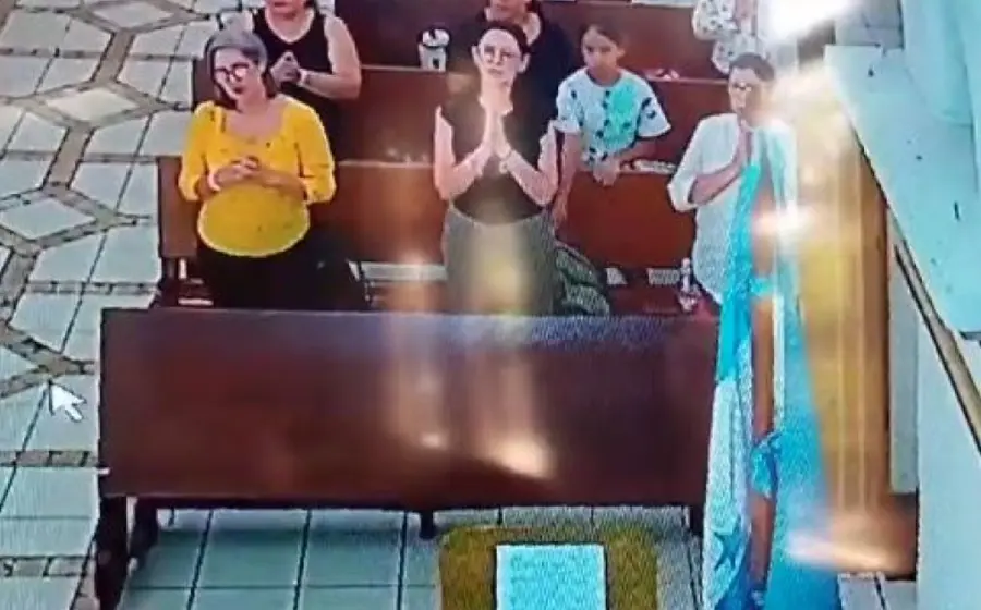 madre_hija_roban_cartera_iglesia