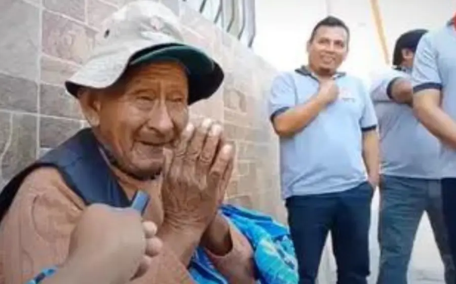 jovenes_ayudan_vendedor_de_dulces