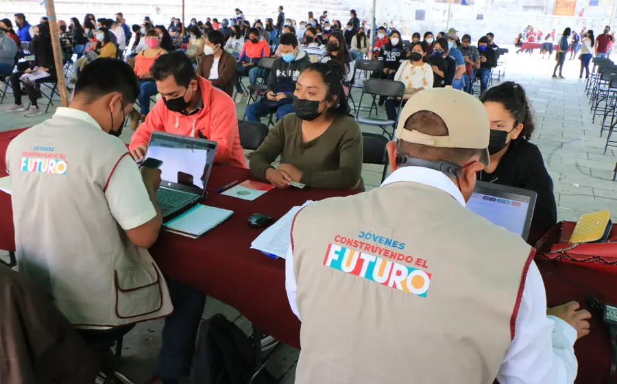 jovenes-consturyando