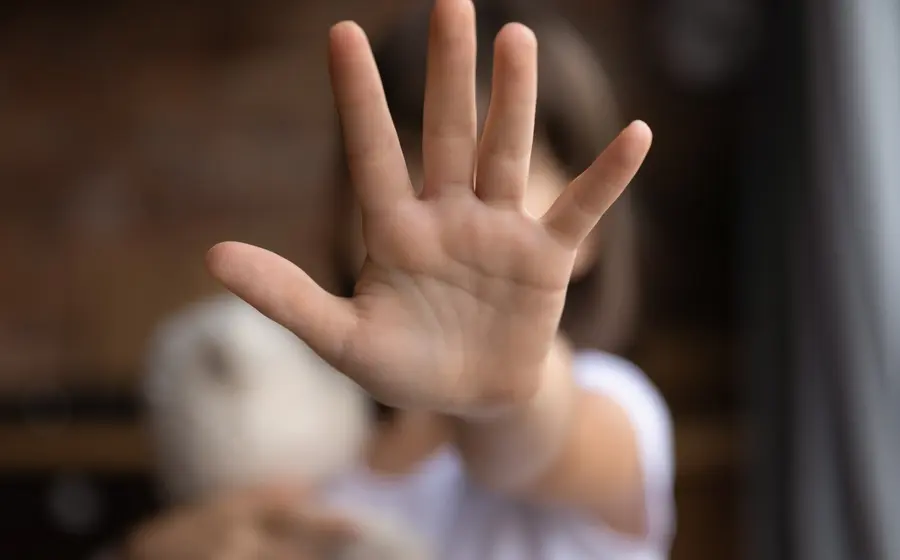 mano-niño-niña-violencia