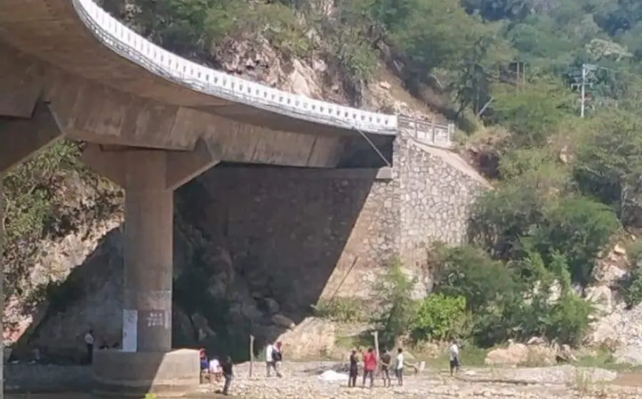 se_arroja_de_un_puente