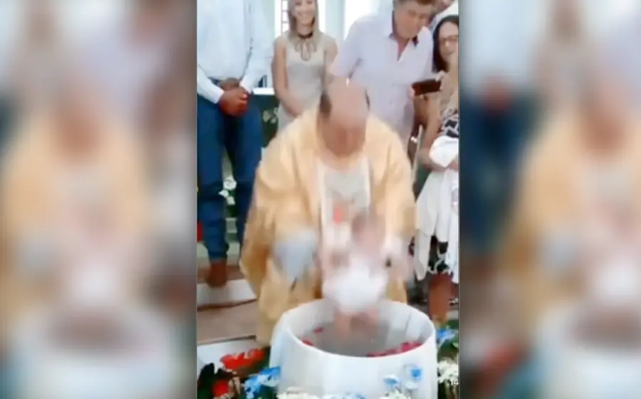 sacerdote_casi_ahoga_bebe_bautismo
