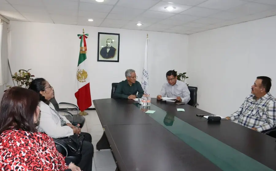 personas-en-mesa-de-trabajo