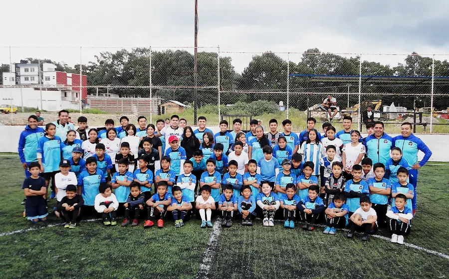  Marcos Hernández, se tomó la foto con las categorías infantiles de donde surgió. 