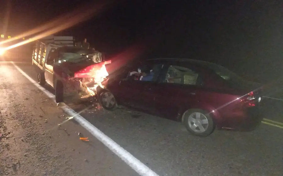 choque_camioneta_auto_conductor_prensado