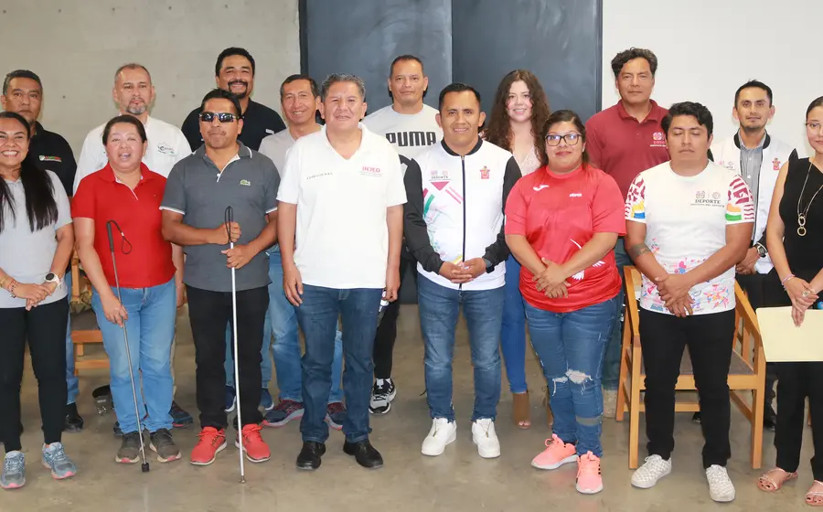 Directivos del Indeporte e invitados a la presentación se tomaron la foto general al término