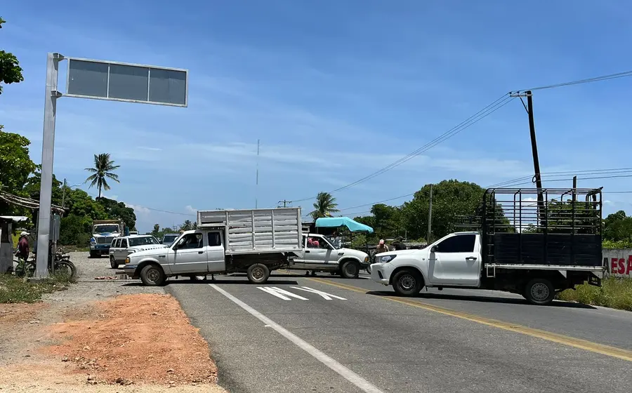 bloquean_productores_cempasuchil_carretera_istmo