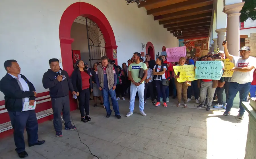 Después de su asamble, la marcha llegó al palacio municipal.