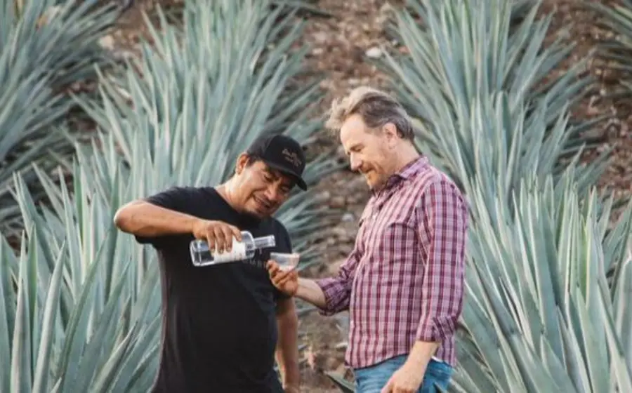  Bryan Cranston probando mezcal
