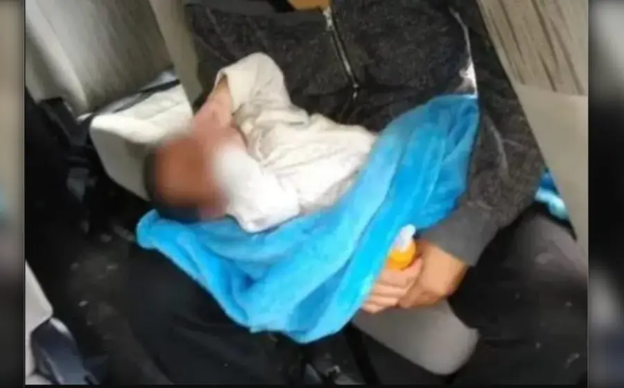 intentan_arrojar_bebe_de_pu3nte