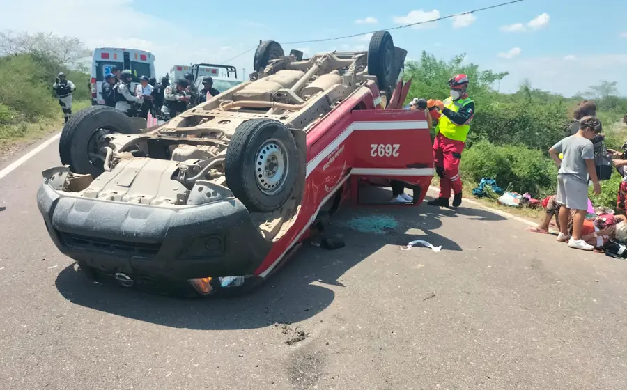 vuelca_camioneta_con_migrantes_cubanos_juchitan