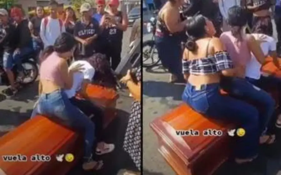 mujeres_perrean_ataud_de_amiga