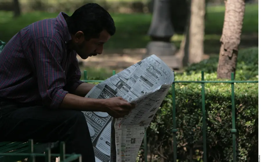 persona-leyendo-periodico
