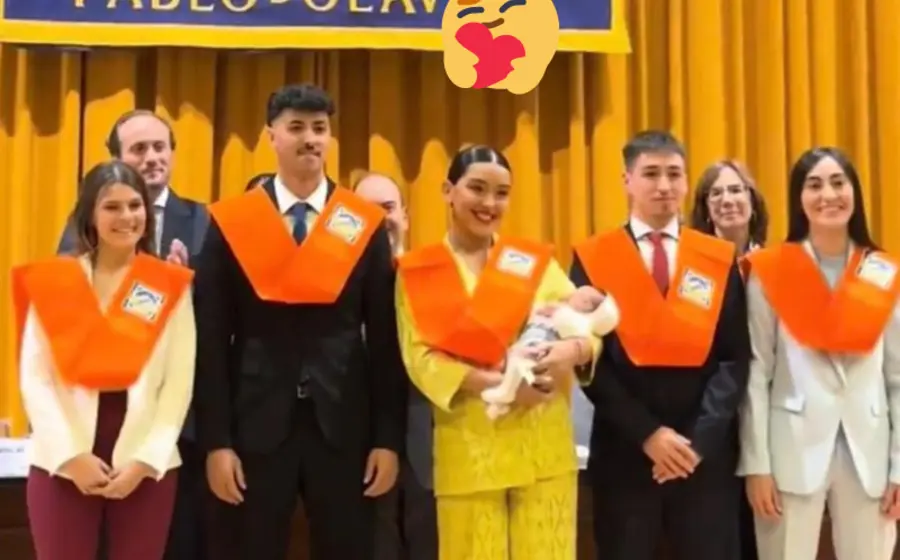 recibe_diploma_universitario_bebe_en_brazos