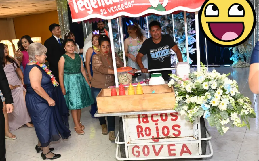 ofrecen_tacos_rojos_en_boda