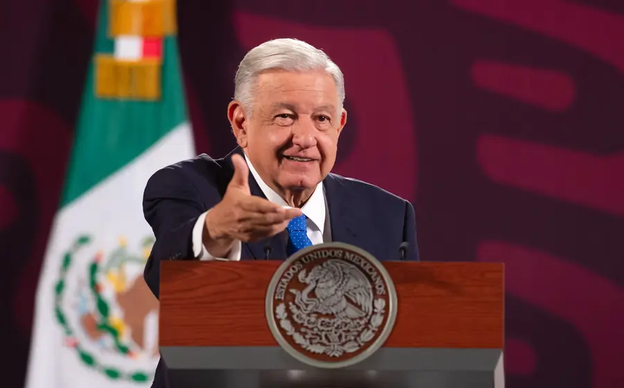 amlo-ebrad-pose
