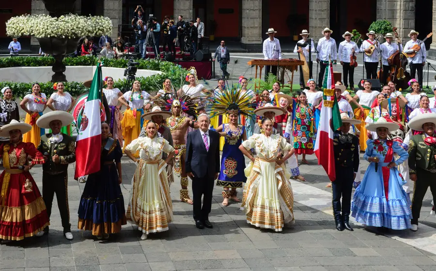 homenaje-amlo