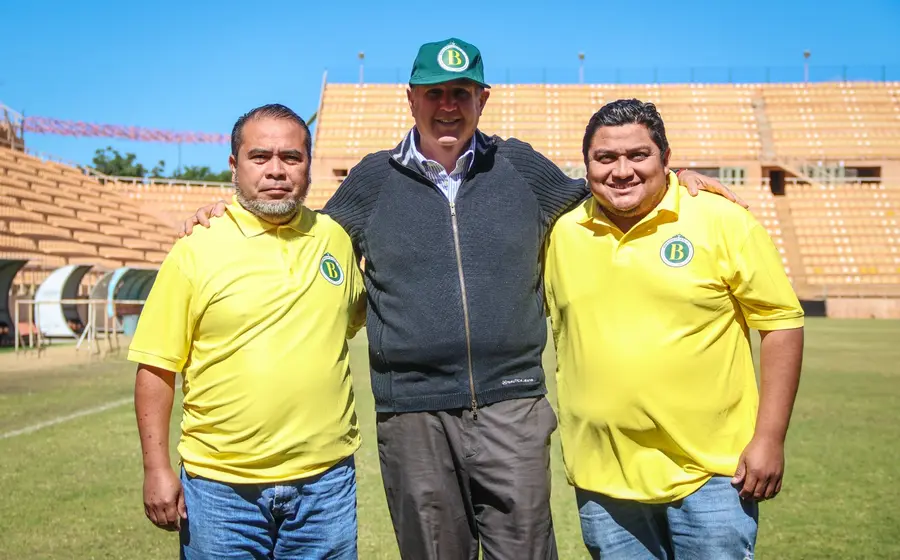 Directivos del Belmopan FC de Belice con el presidente de Alebrijes, en el Estadio del Tecnológico de Oaxaca.