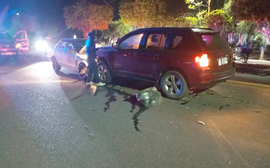Daños y un taxista lesionado deja accidente en el bulevar Canción Mixteca, en Huajuapan de León.