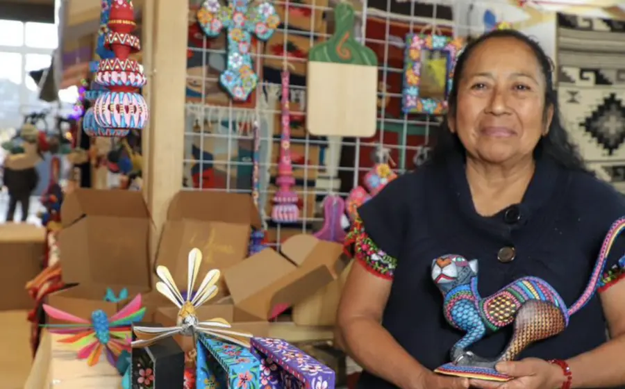 Quienes asisten pueden encontrar artesanías, madera tallada, ropa, textiles, alfarería, entre otras muchas cosas, a un excelente precio.