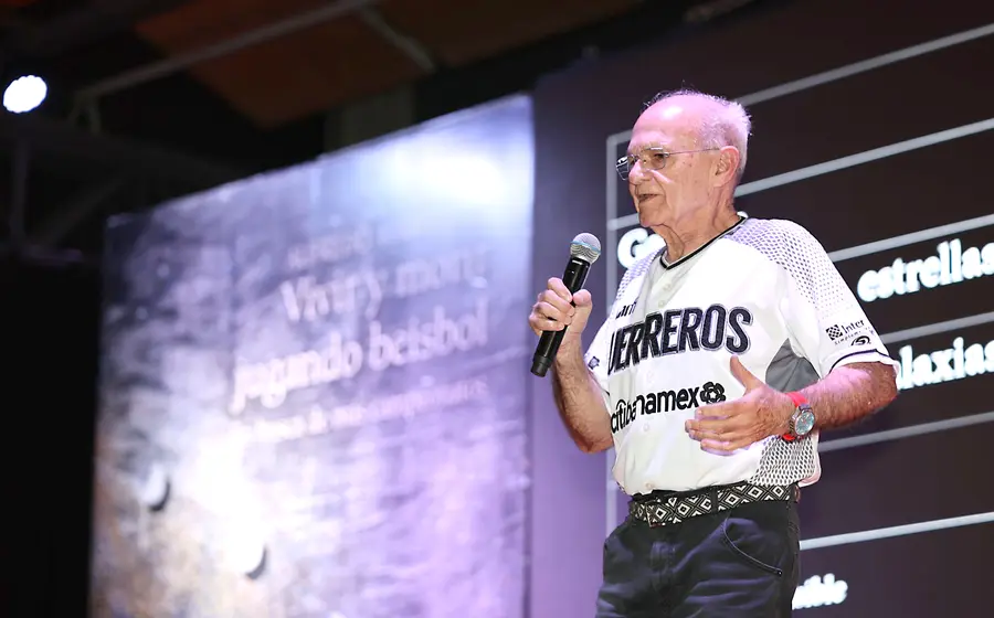 El filántropo Alfredo Harp Helú portó un jersey de los Guerreros en la presentación