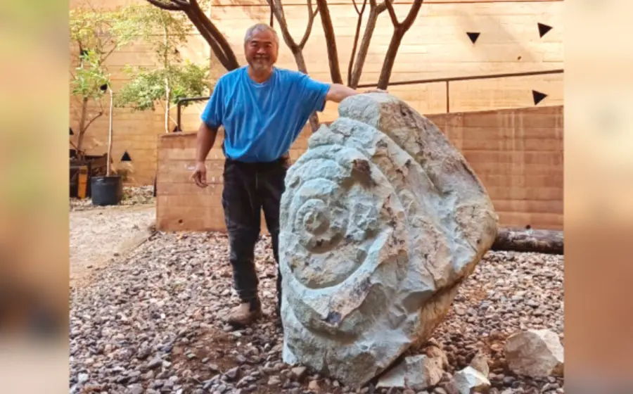 Ken Hiratsuka es un escultor japonés, cuya obra está tallada en la superficie de las piedras. Su mensaje principal es que "Todos somos uno".