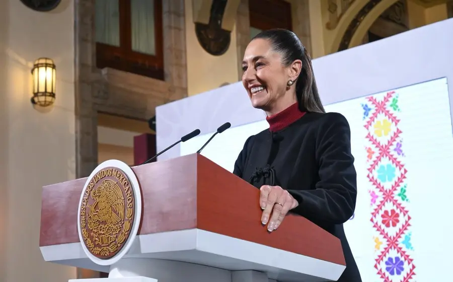 La Jefa del Ejecutivo Federal también anunció que a mediados del 2025 comenzará la construcción de las Farmacias del Bienestar, las cuales se ubicarán junto a los Bancos del Bienestar.
