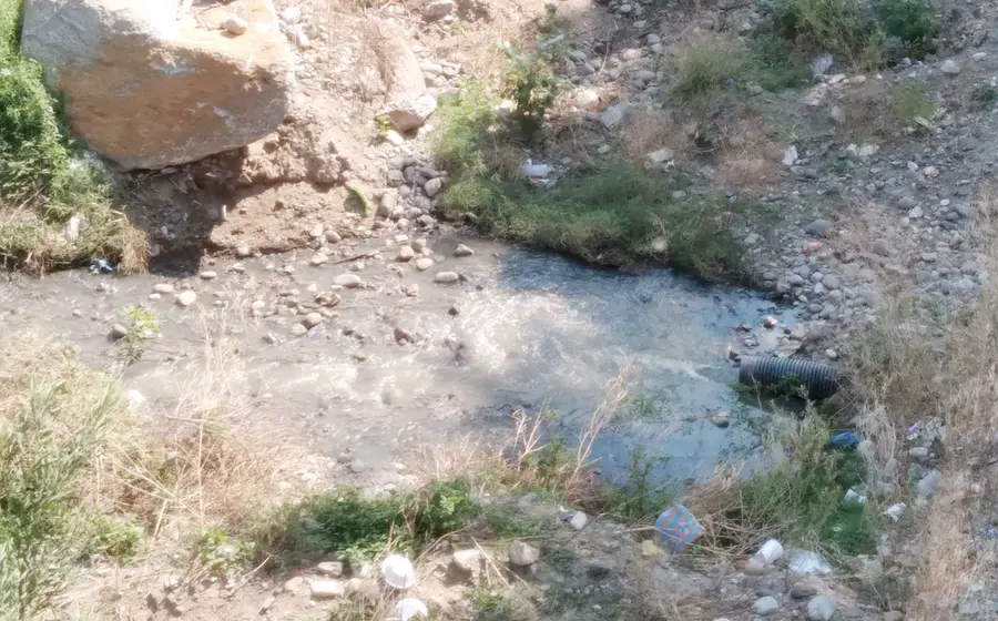 Vecinos denuncian que la red de drenaje sanitario de la ciudad no se ha concluido.