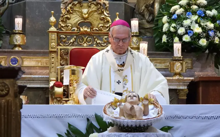 Vázquez Villalobos exhortó a los católicos a alegrarse por el pequeño Niño de Belén, que ha llegado a traer paz, alegría y gozo. 