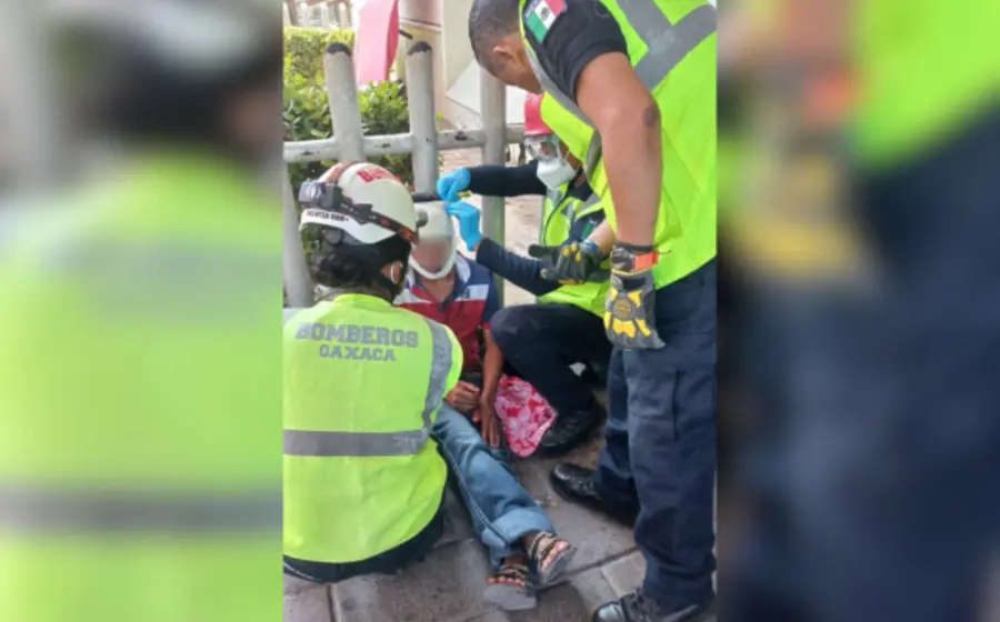 Paramédicos brindaron atención prehospitalaria al lesionado y lo trasladaron al hospital.
