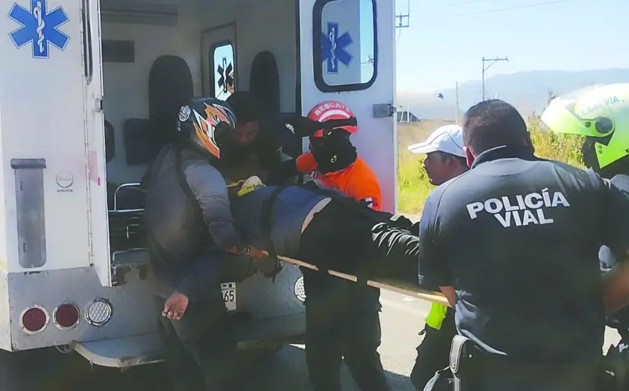 Brenda de 28 años de edad quedó con lesiones al ser atropellada en la carretera federal 131, en el tramo de la Y Griega a Zimatlán de Álvarez.
