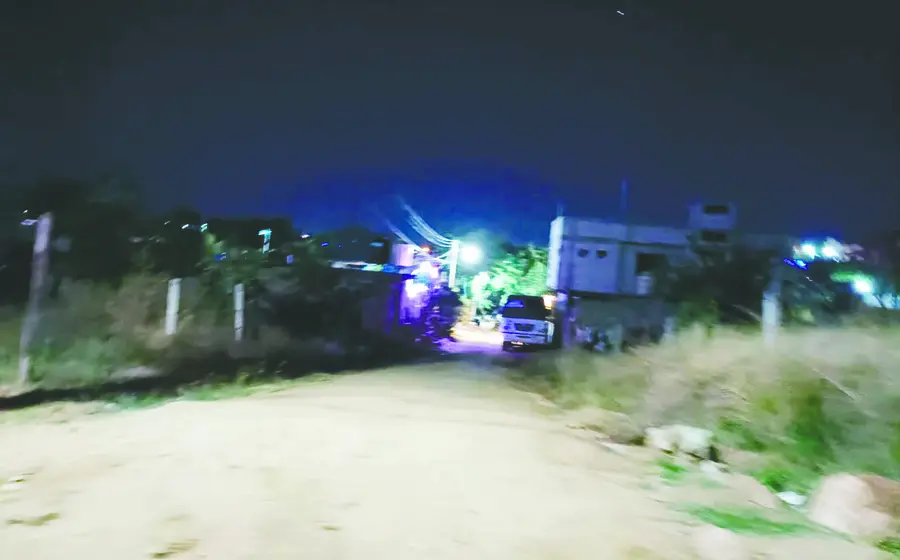 Sujetos desconocidos a bordo de una motocicleta atacaron a balazos a una persona en la colonia Satélite de Santa Cruz Xoxocotlán.