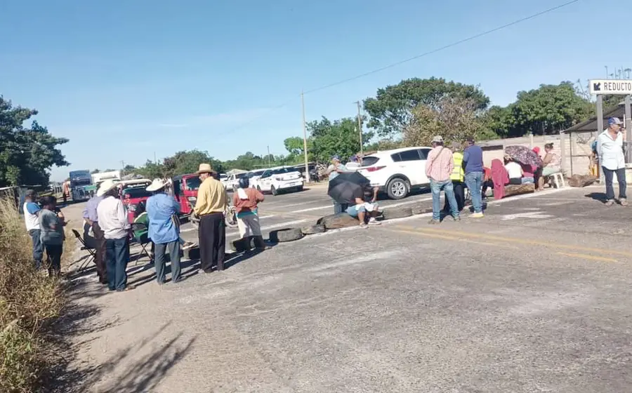 Pobladores de la colonia “Carlos Sánchez”, en Santo Domingo Zanatepec, cerraron la vialidad.