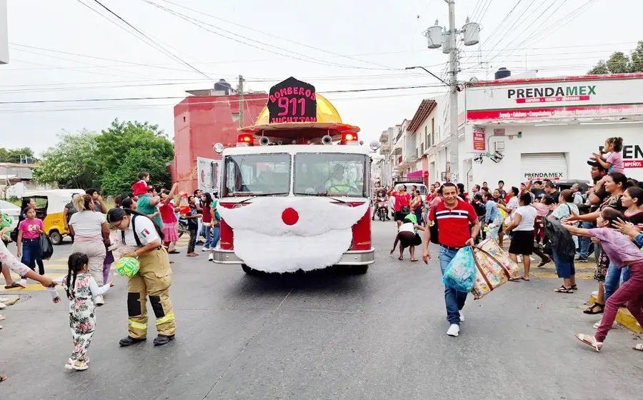 Durante 4 años, los bomberos juchitecos han organizado el vistoso desfile.