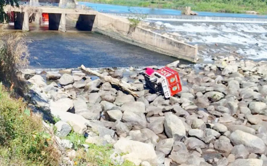 La camioneta fue arrastrada por la corriente, tras la apertura de las compuertas de la presa Rio Verde.