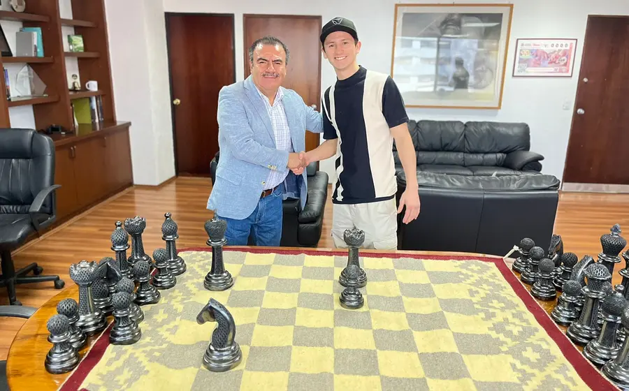 El director general del INEA, Armando Contreras Castillo, expresó su gratitud con el boxeador Picasso por sumarse a la promoción y difusión de la educación para personas jóvenes y adultas