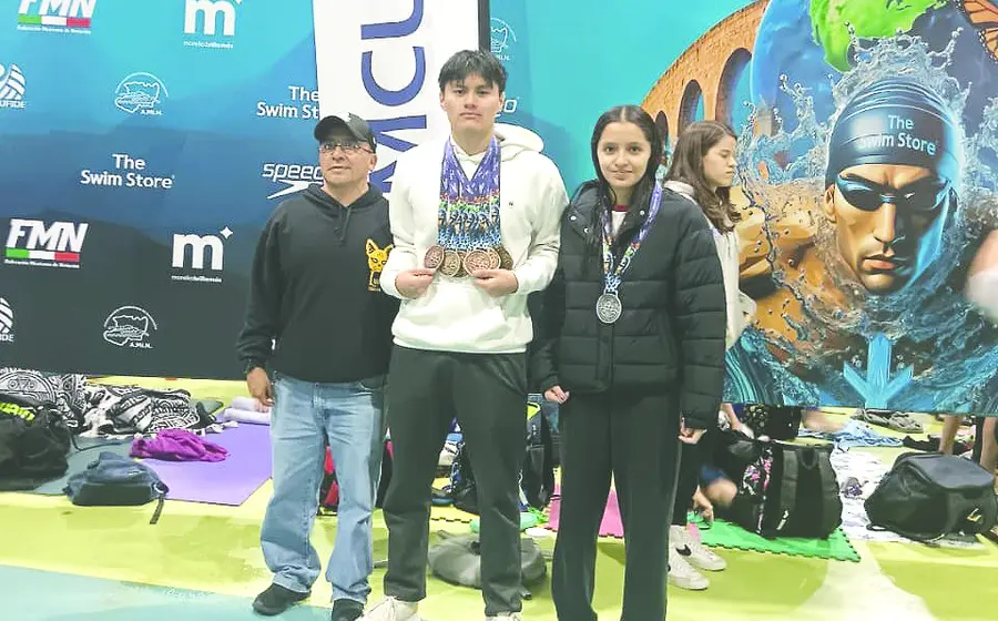 Ambos medallistas con su entrenador