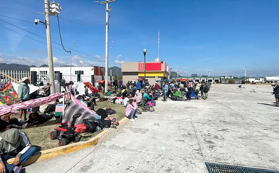 De entre el grupo de migrantes aproximadamente 60 siguen en huelga de hambre.