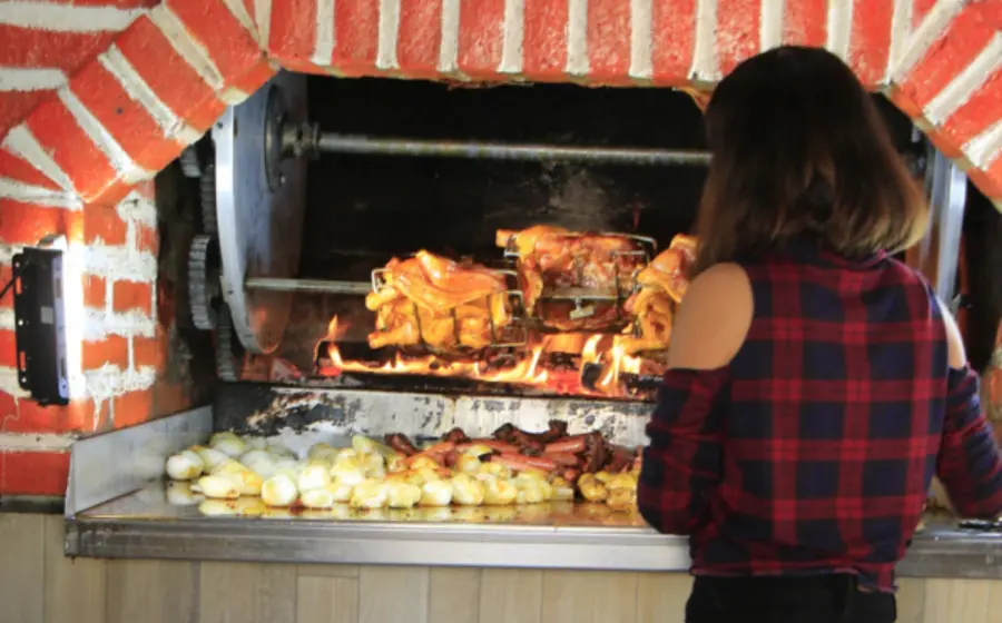 Según el Coneval, la pobreza alimentaria es la incapacidad para obtener una canasta básica, aun haciendo uso de todo el ingreso disponible en el hogar